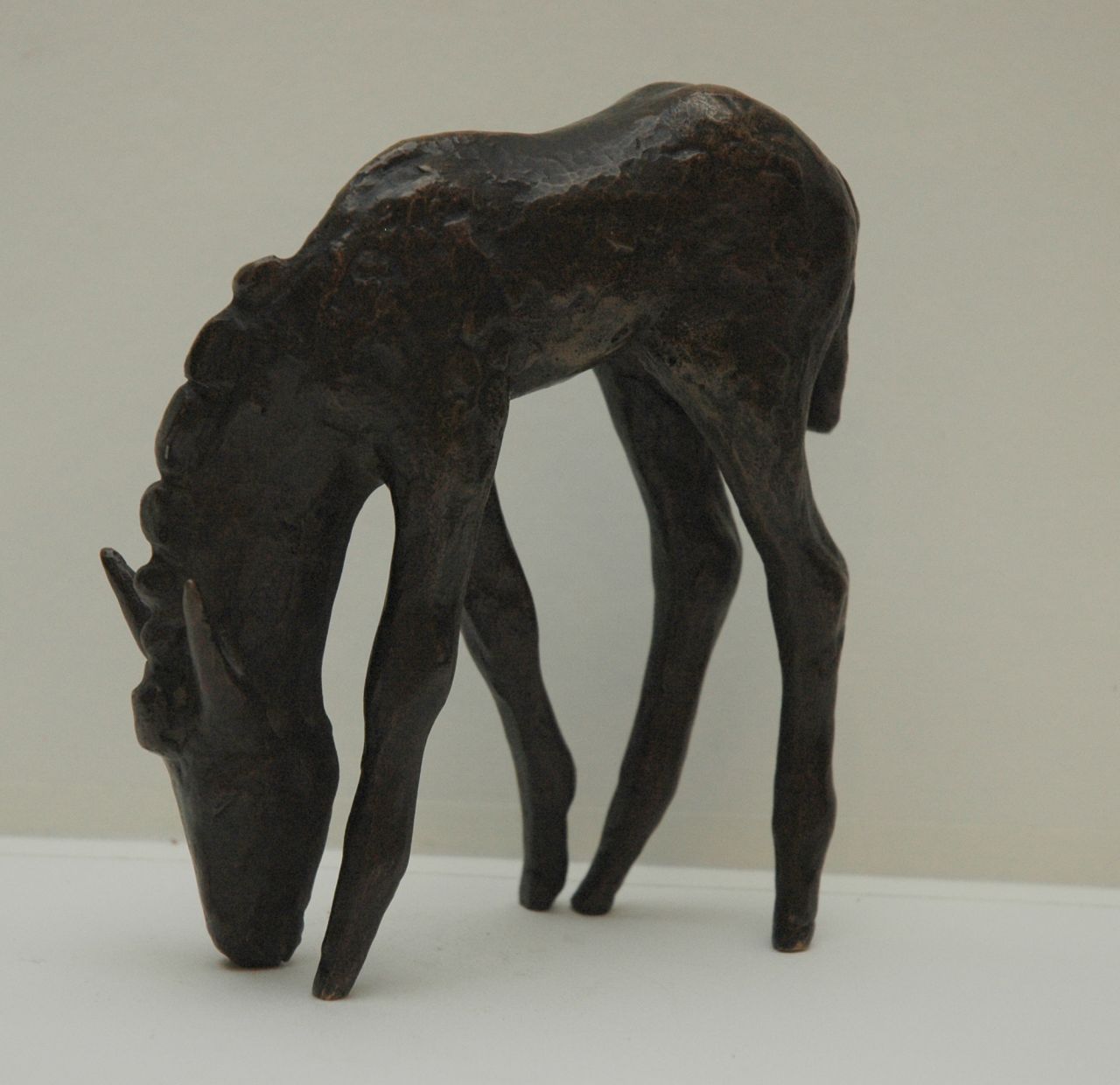 Baisch E.  | Ernst Baisch, Jonge ezel, gepatineerd brons 14,0 x 10,0 cm, gesigneerd met initialen op neus