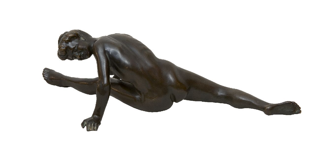 Sintenis W.  | Walter Sintenis, Jonge vrouw in spagaat, gepatineerd brons 8,5 x 30,0 cm, te dateren ca. 1900