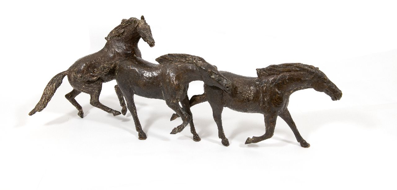 Arentz K.E.H.  | 'Kurt' Emil Hugo Arentz, Drie galopperende paarden, brons 33,0 x 82,0 cm, gesigneerd op buik eerste paard