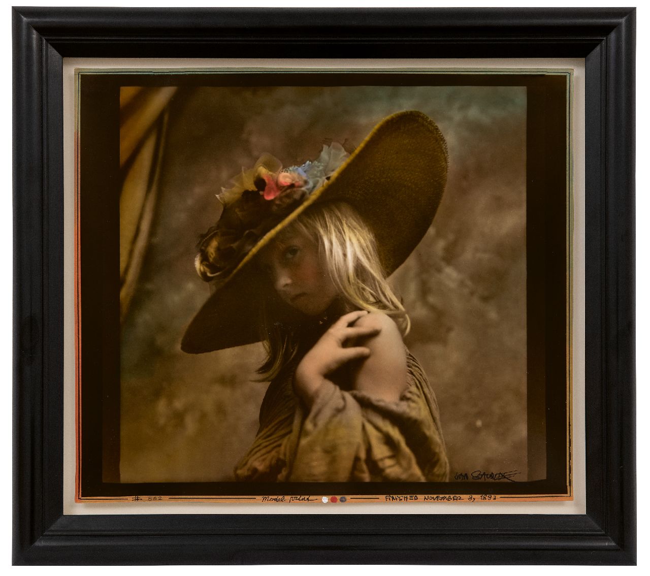 Saudek J.  | Jan Saudek, Meisje met strooien hoed, foto, zilvergelatinedruk, handgekleurd 31,3 x 36,0 cm, gesigneerd rechtsonder en te dateren ca. 1960-1995