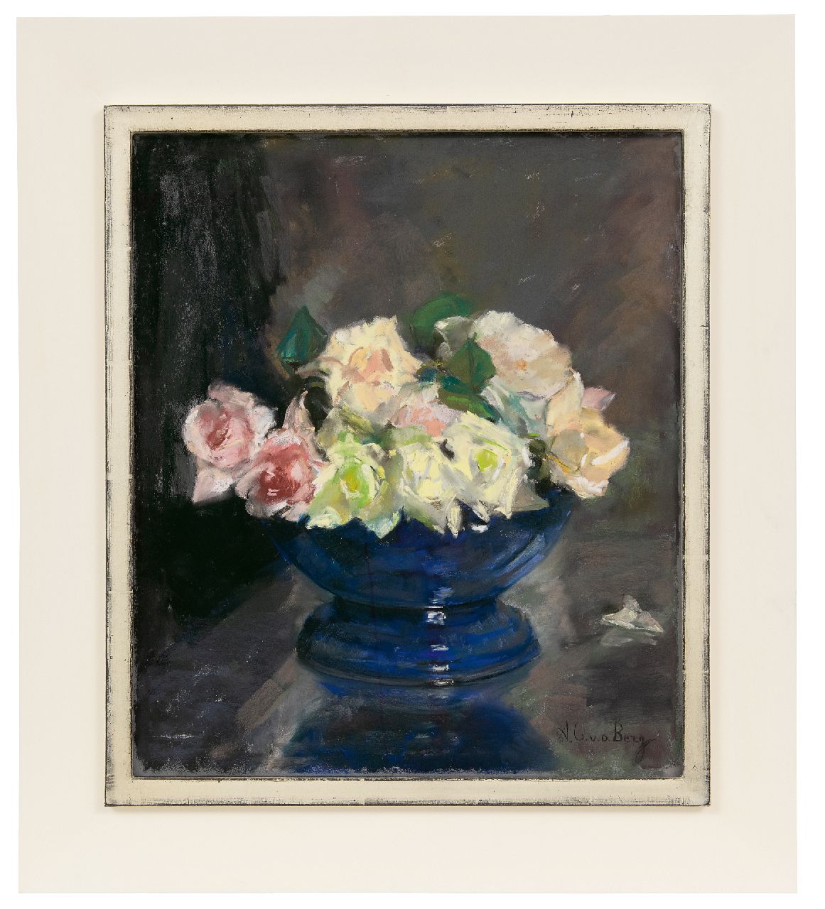 Berg A.C. van den | Anna Carolina 'Ans' van den Berg | Aquarellen en tekeningen te koop aangeboden | Blauw schaaltje met rozen, pastel op papier 43,0 x 37,0 cm, gesigneerd rechtsonder
