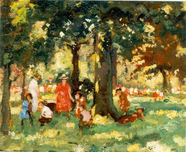 Cor Noltee | Moeders en spelende kinderen in het park, olieverf op doek op paneel, 37,0 x 45,0 cm