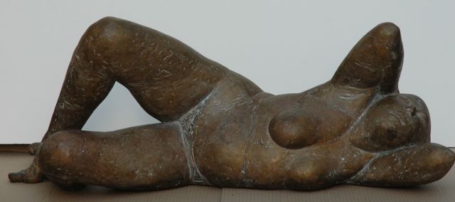 Otto W.  | Liggend vrouwelijk naakt, brons 39,0 x 95,0 cm, gesigneerd met monogram op rechtervoetzool en gedateerd '88