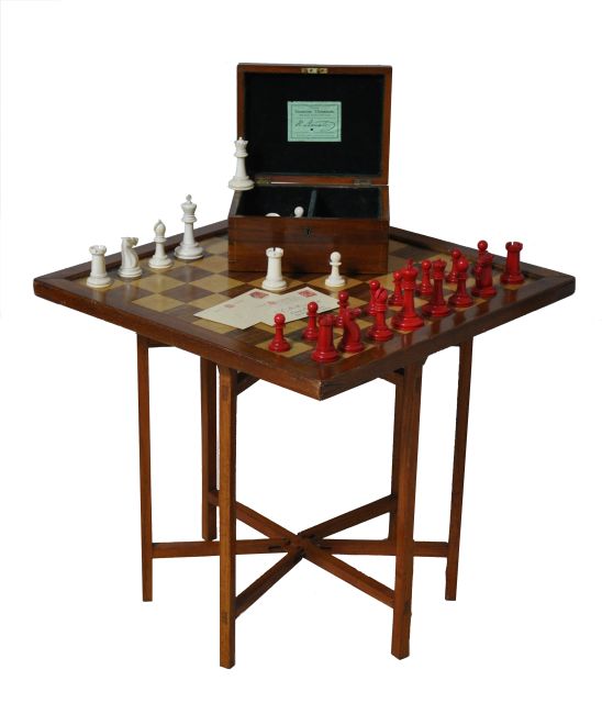 Schaakset   | 'Staunton Club Size' schaakset met bijbehorende mahoniehouten doos en mahonie- en buxushouten schaakbord op standaard, ivoor 9,8 x 5,0 cm, gesigneerd gestempeld 'Jaques London' onder beide koningen en te daterenca 1925