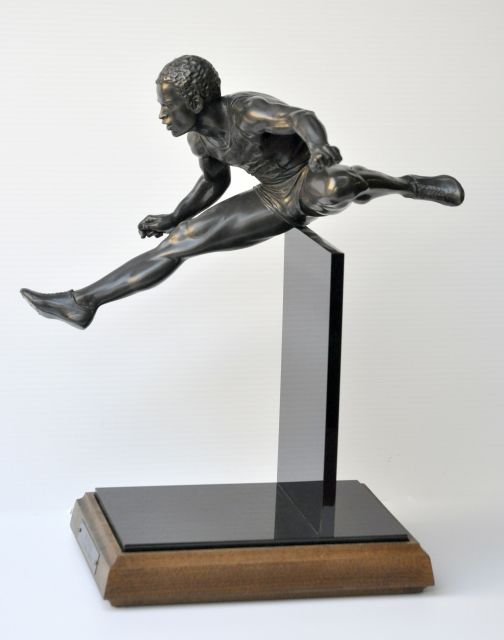 Schomberg A.T.  | De hordeloper, brons en acrylaat 46,1 x 22,0 cm, gesigneerd op linker voetzool, genummerd 8/18 en gedateerd 1984