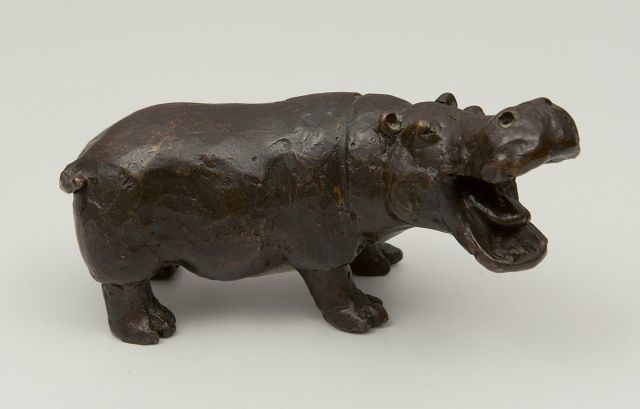 Arentz K.E.H.  | Lachend nijlpaard (pendant van 15805), brons 10,2 x 17,8 cm, gesigneerd met initialen en naamstempel op buik