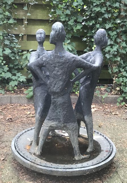 Onbekend 20e eeuw  | Drie vrouwen, brons 80,0 x 62,0 cm