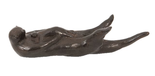 Evert van Hemert | Drijvende otter met jong, brons, 8,0 x 26,5 cm, gesigneerd onder staart met monogram