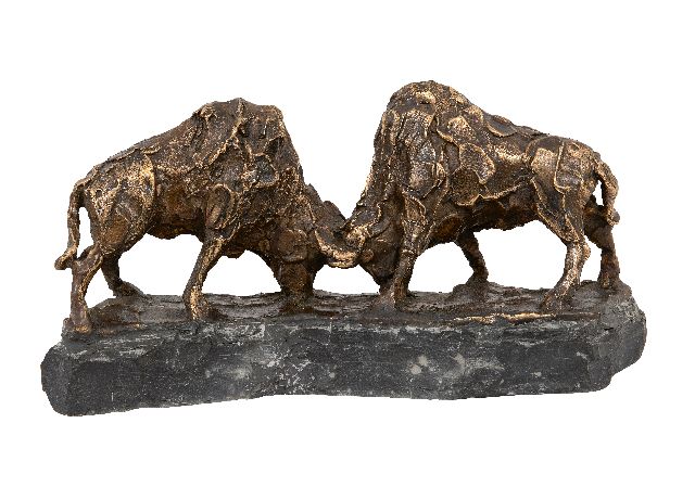 Bakker W.F.  | Krachtmeting (twee bizons), brons 13,0 x 26,0 cm, gesigneerd op de basis