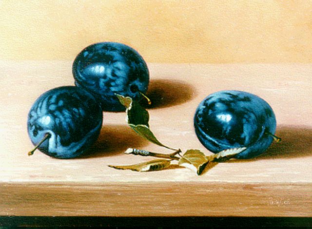 Wanyi B.  | Stilleven met blauwe pruimen, olieverf op paneel 13,0 x 18,0 cm, gesigneerd r.o. ini