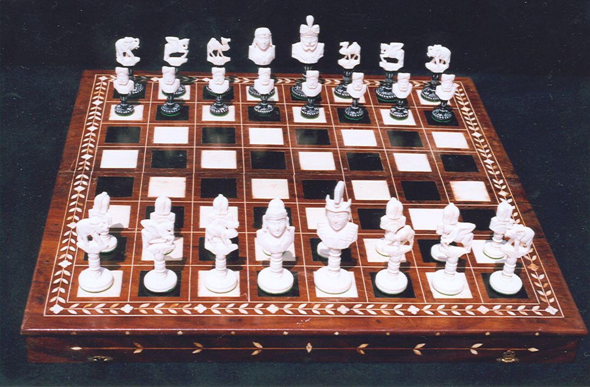 gevangenis Discipline Metafoor Schaakset, schaakbord/doos | Beelden en objecten vh. te Koop |  'Buste-stijl' met bijpassende schaak-opbergdoos, India