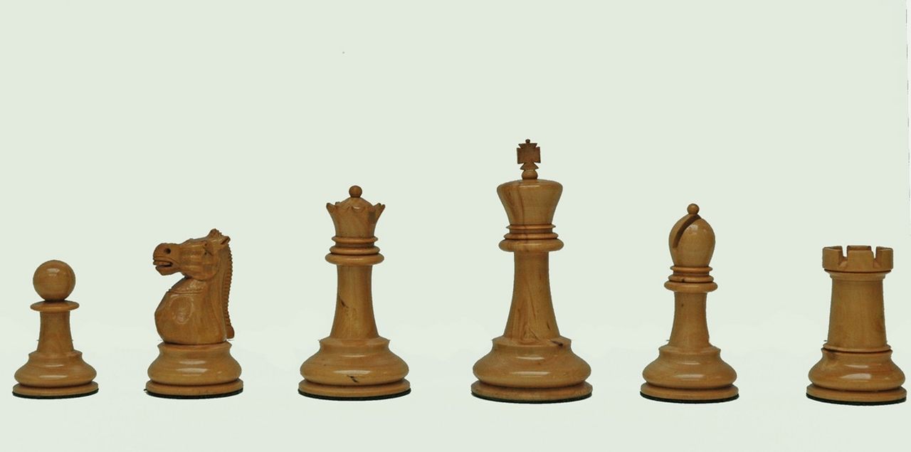 Schaakset, opbergdoos | Staunton schaakset van Jaques & Son met originele opbergdoos en Jaques schaakbord (56 x 56 cm), palm- en ebbenhout, 8,9 x 4,7 cm, gesigneerd op voetrand witte koning en op schaakbord en 2de helft 19e eeuw