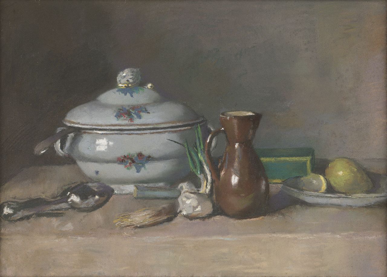 Ritsema J.J.  | Jacoba Johanna 'Coba' Ritsema, Keukenstilleven met soepterrine, kruik en uien, pastel op papier 76,1 x 75,6 cm