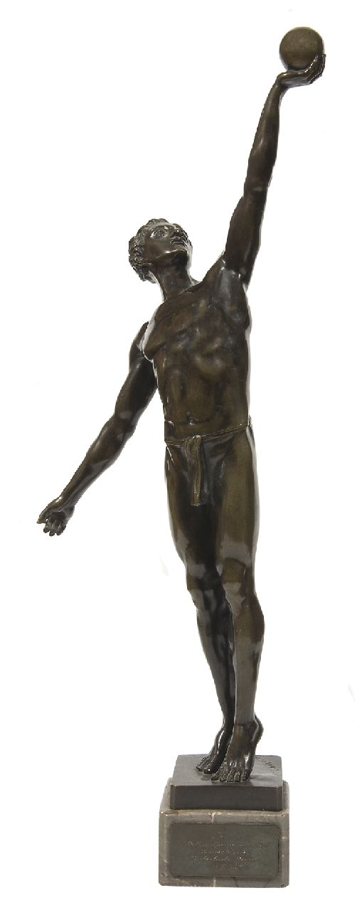 Hoffmann O.  | Otto Hoffmann, Kogelstoter, brons 51,3 x 18,0 cm, gesigneerd op basis
