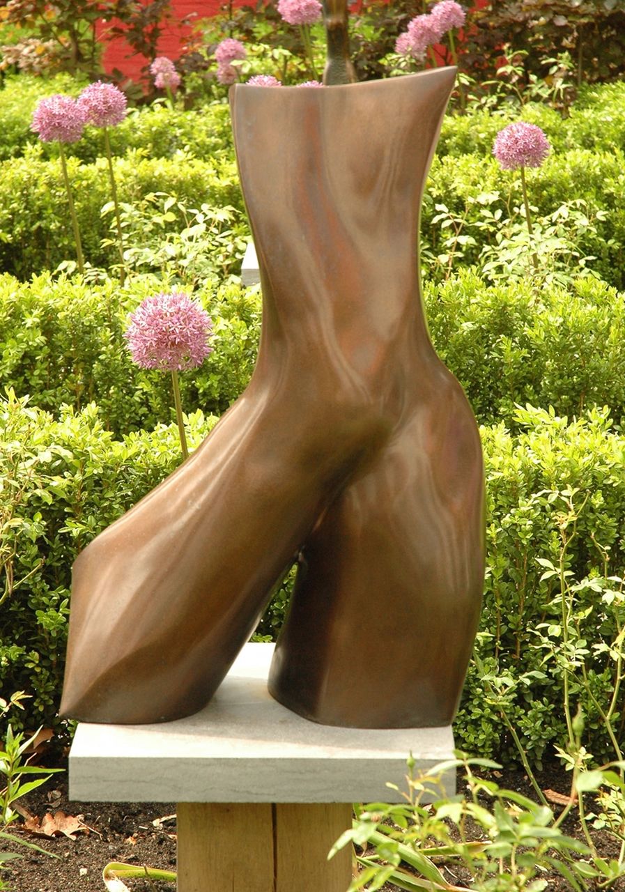 LeRoy A.  | Antoinette LeRoy, De torso, brons 67,8 x 45,0 cm, gesigneerd met intialen op onderrand linkerbeen
