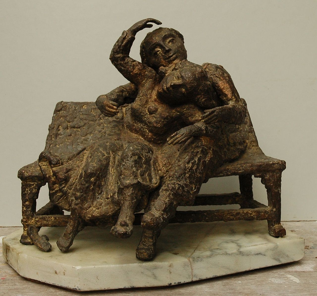 Starreveld P.  | Pieter Starreveld, Verliefd paar op een bankje, brons 26,0 x 31,0 cm, gesigneerd gesigneerd met monogramstempel op achterzijde bank