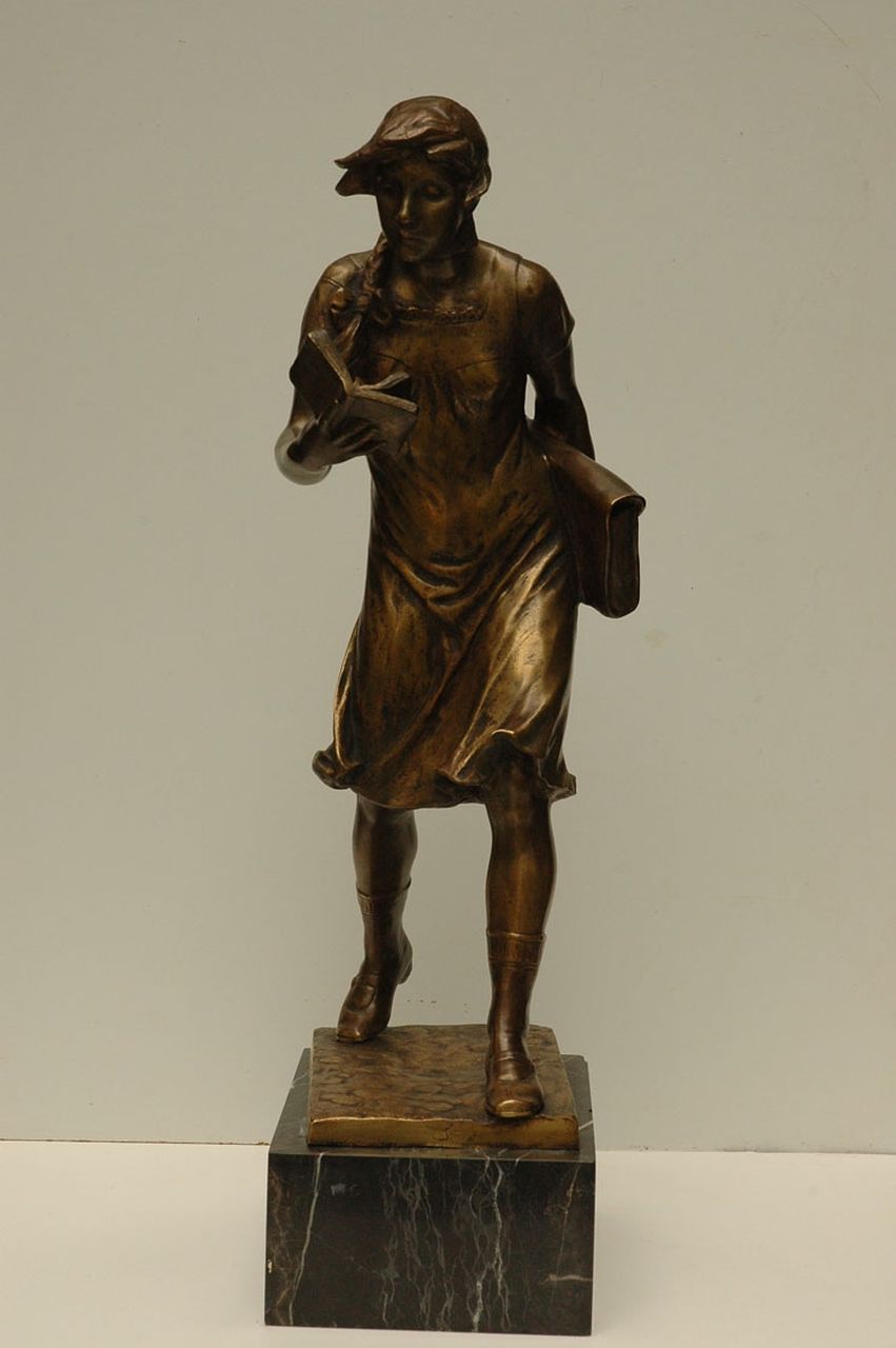 Janensch G.A.  | Gerhard Adolf Janensch, Op weg naar school, brons 67,5 x 21,5 cm, gesigneerd gesigneerd met naamstempel op bronzen basis