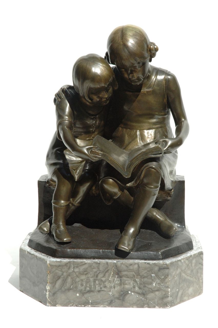 Seifert V.H.  | Victor Heinrich Seifert, Lezende meisjes, brons 47,0 x 31,5 cm, gesigneerd op zijkant bronzen basis