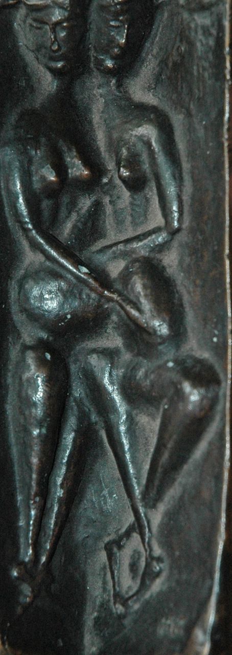 Kogan M.  | Moissey Kogan, Twee vrouwelijke naakten hoek relief, brons 15,0 x 5,5 cm