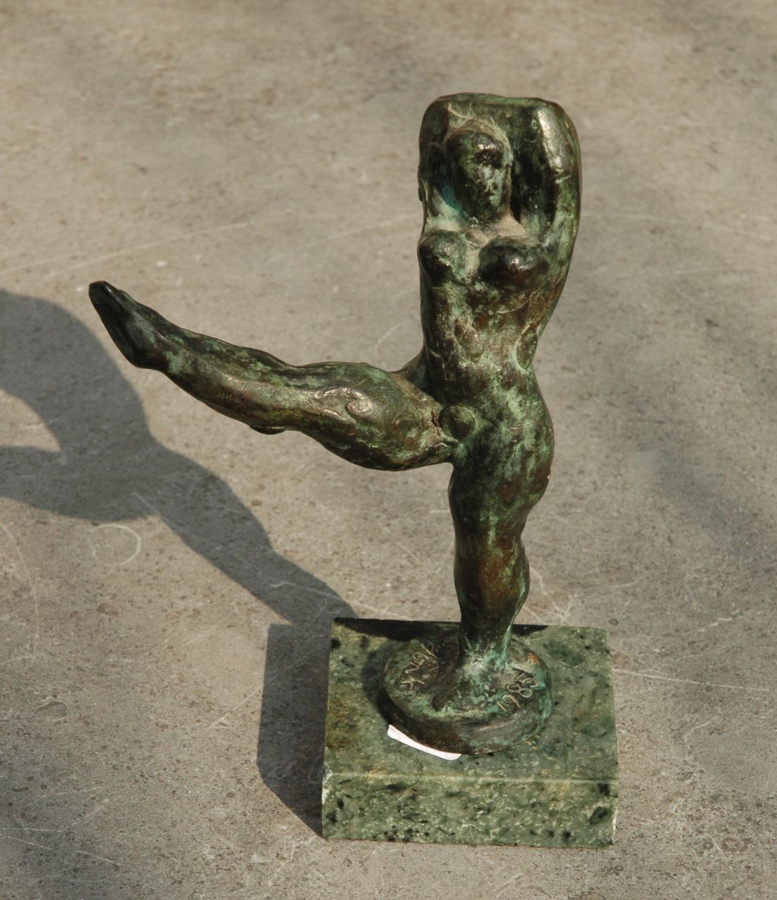 Jonk N.  | Nicolaas 'Nic' Jonk, Danseres met gestrekt been, brons 15,0 x 9,5 cm, gesigneerd op bronzen basis en gedateerd 1985