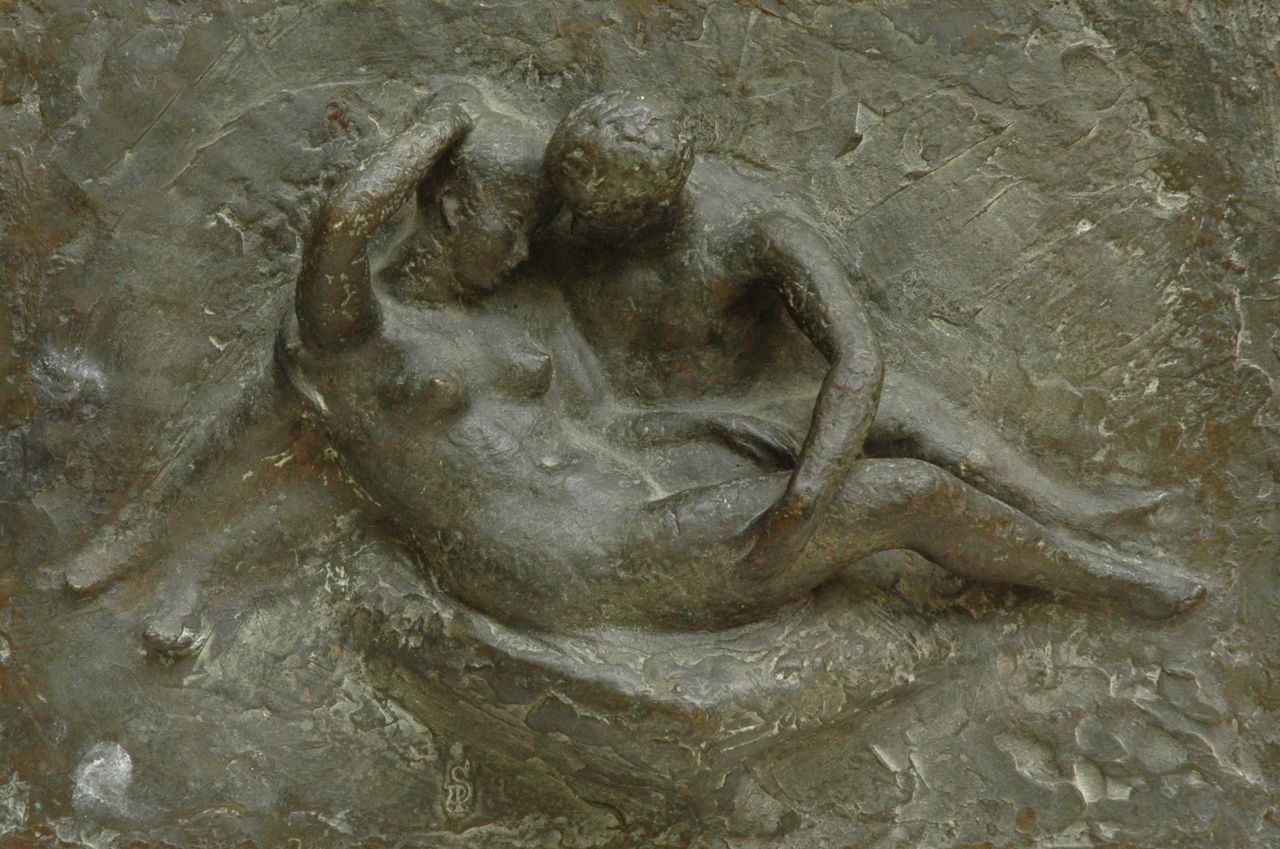 Starreveld P.  | Pieter Starreveld, Verliefd paar, brons 28,2 x 43,0 cm, gesigneerd met monogramstempel links van het midden.