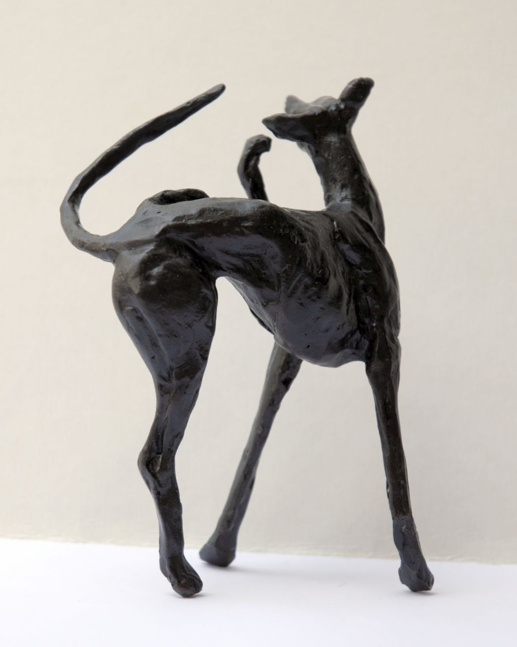 Glen H.  | Harriet Glen, Hazewindhond, brons 10,3 x 8,0 cm, gesigneerd op rechter achterpoot