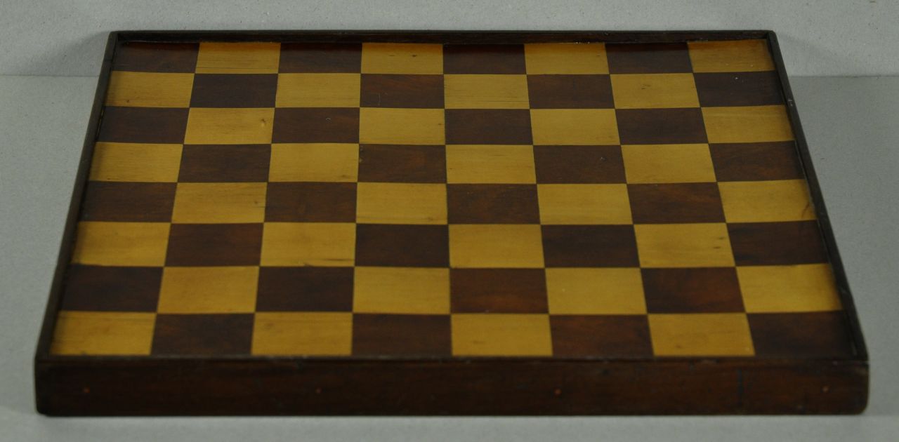Schaakbord   | Schaakbord, Schaakbord ingelegd met mahonie- en notenhout, Duitsland, mahonie en notenhout 37,0 x 37,0 cm, circa 1850