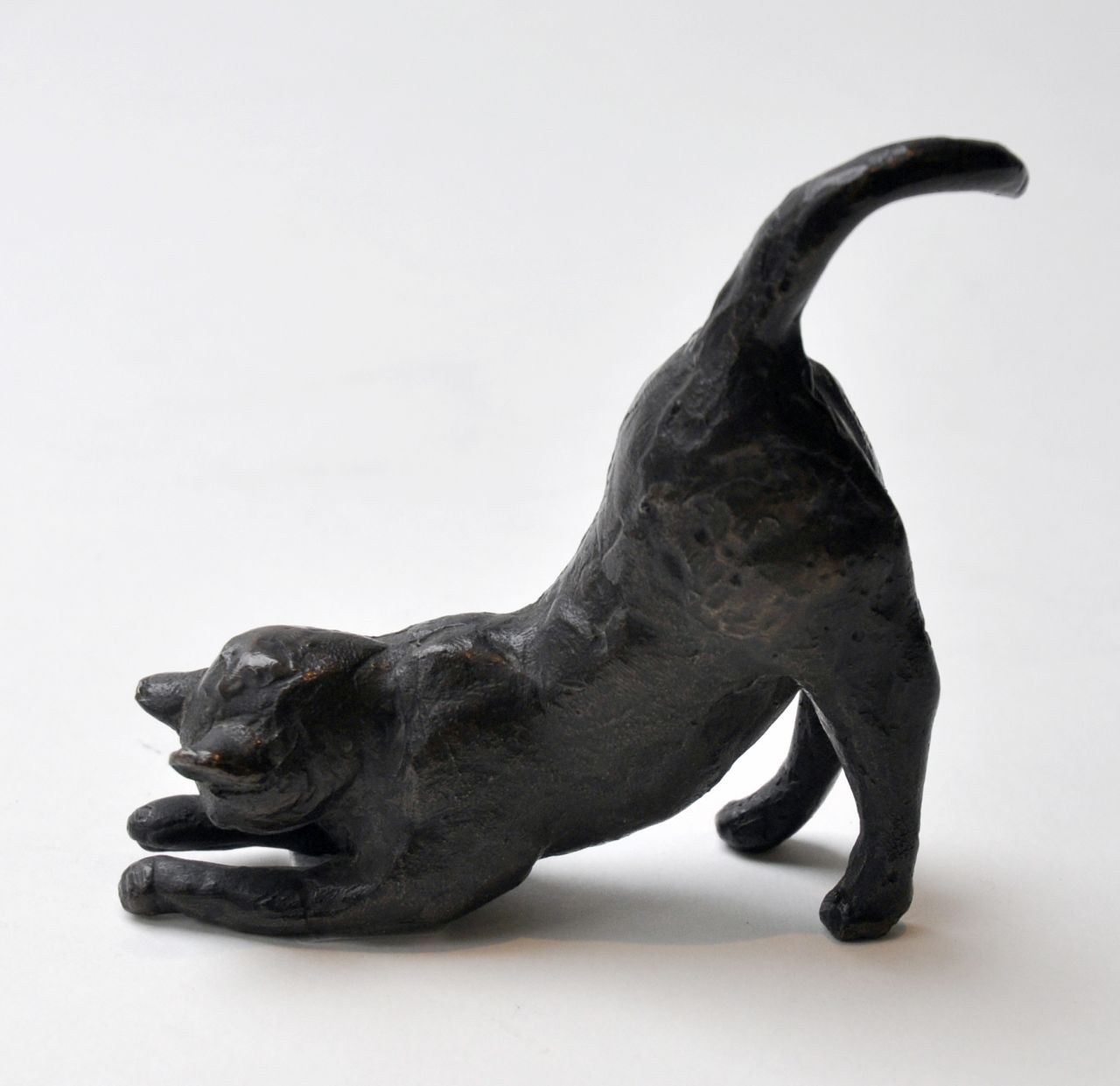 Krauskopf K.H.  | Karl Heinz Krauskopf, Uitrekkende kat, brons 10,2 x 12,5 cm, gesigneerd met initialen op buik