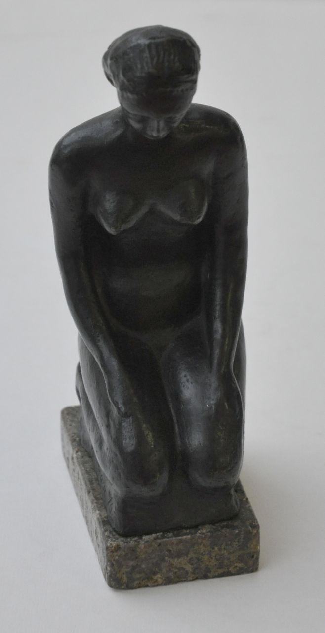 Kogan M.  | Moissey Kogan, Knielend naakt, brons 18,4 x 6,8 cm, gesigneerd op zijkant bronzen basis