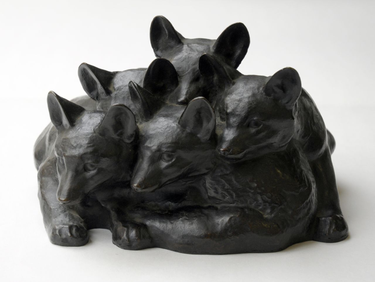 Zügel W.  | Wilhelm 'Willy' Zügel, Jonge vossen, brons 15,5 x 24,0 cm, gesigneerd op rand (rechts)