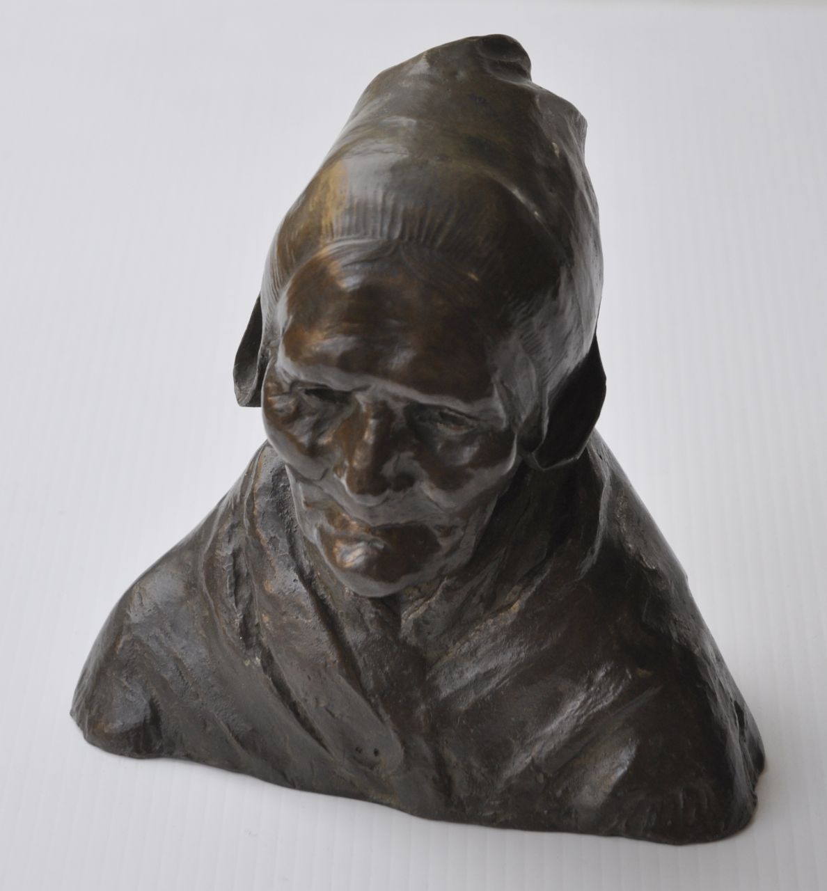 Wijk C.H.M. van | 'Charles' Henri Marie van Wijk, Krijntje, brons 23,0 x 22,0 cm, gesigneerd op achterkant basis en te dateren ca. 1903