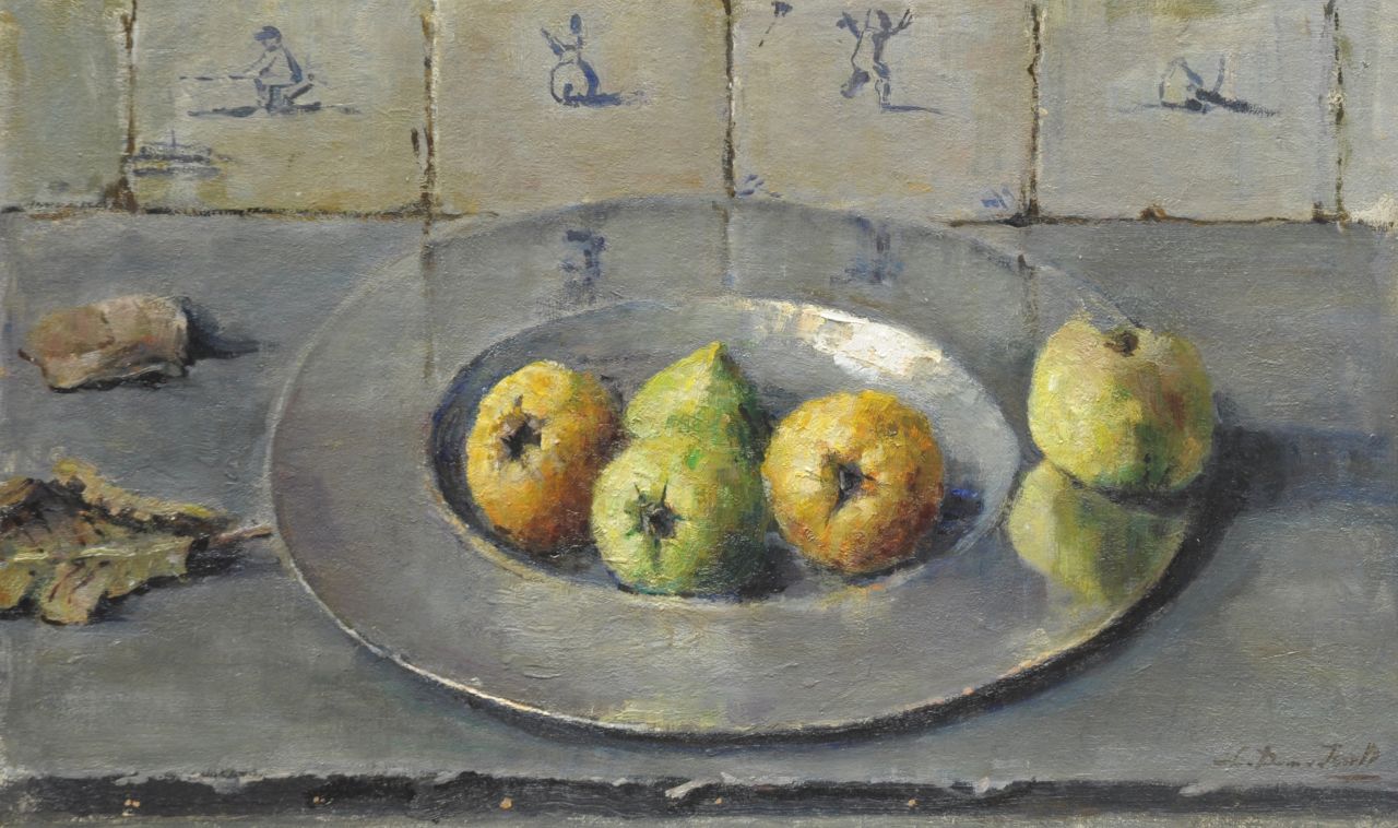 Dam van Isselt L. van | Lucie van Dam van Isselt, Tinnen schaal met appels, olieverf op schildersboard 38,4 x 62,9 cm, gesigneerd rechtsonder en te dateren ca. 1940-1941