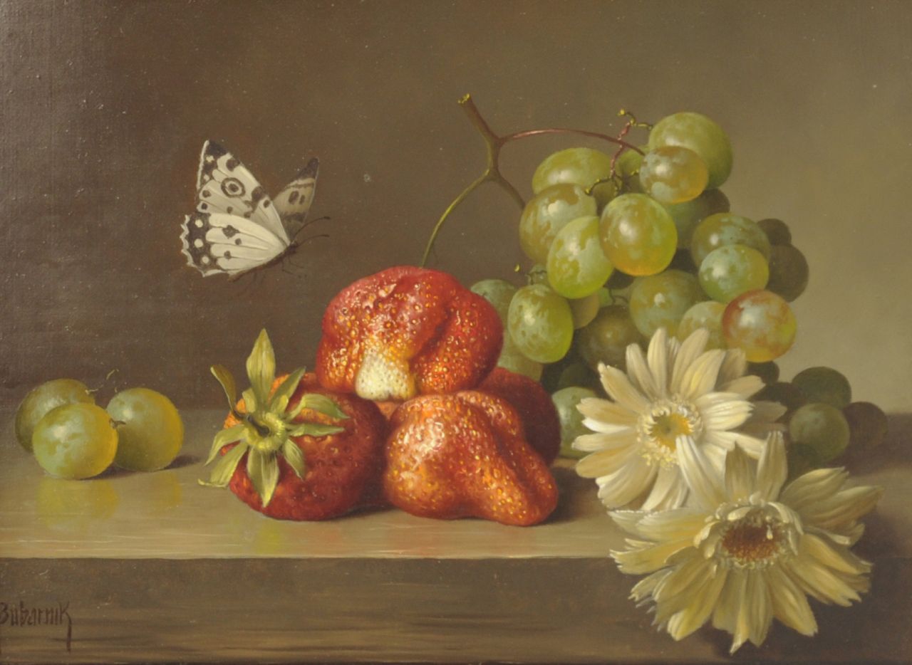 Bubarnik G.  | Gyula Bubarnik, Stilleven met aardbeien, druiven en vlinder, olieverf op koper 18,0 x 23,3 cm, gesigneerd linksonder