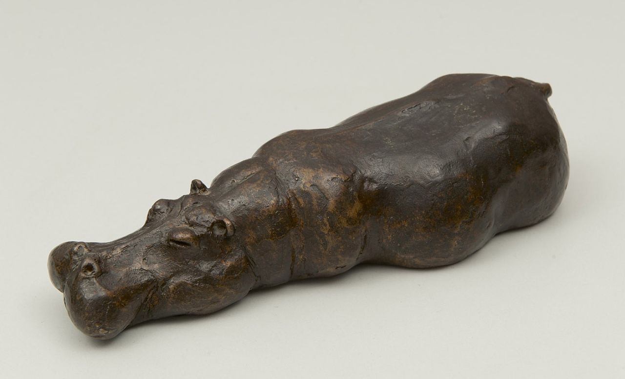 Arentz K.E.H.  | 'Kurt' Emil Hugo Arentz, Slapend nijlpaard (pendant van 15804), brons 5,9 x 21,0 cm, gesigneerd op onderzijde en gedateerd 1996