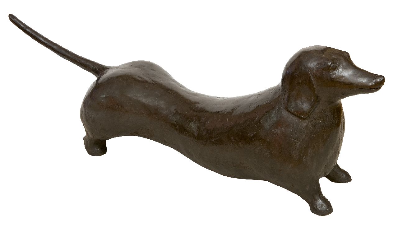 Hemert E. van | Evert van Hemert, Grote Does (teckel), gepatineerd brons 32,0 x 90,0 cm, gesigneerd met monogram op buik en te dateren 2011