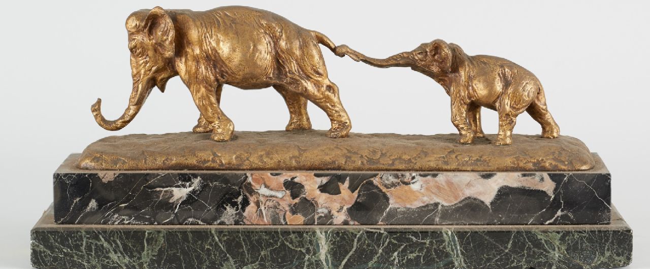 Cacciapuoti G.  | Guido Cacciapuoti, Olifantenmoeder met kalf, verguld brons en marmer 13,0 x 40,0 cm, gesigneerd op basis