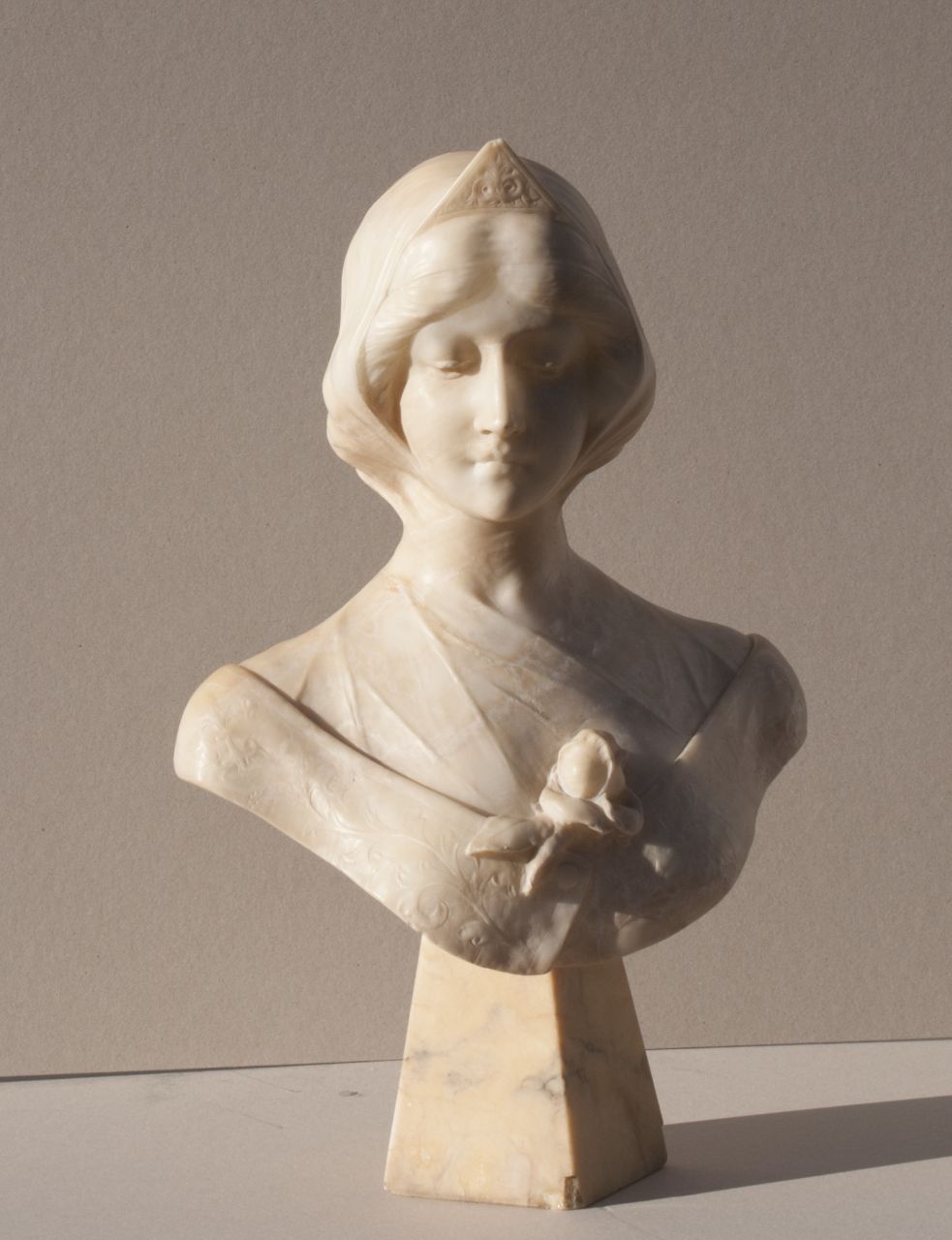 Biagini U.  | U. Biagini, Buste van een jonge vrouw, albast 60,0 x 40,0 cm, gesigneerd op achterzijde
