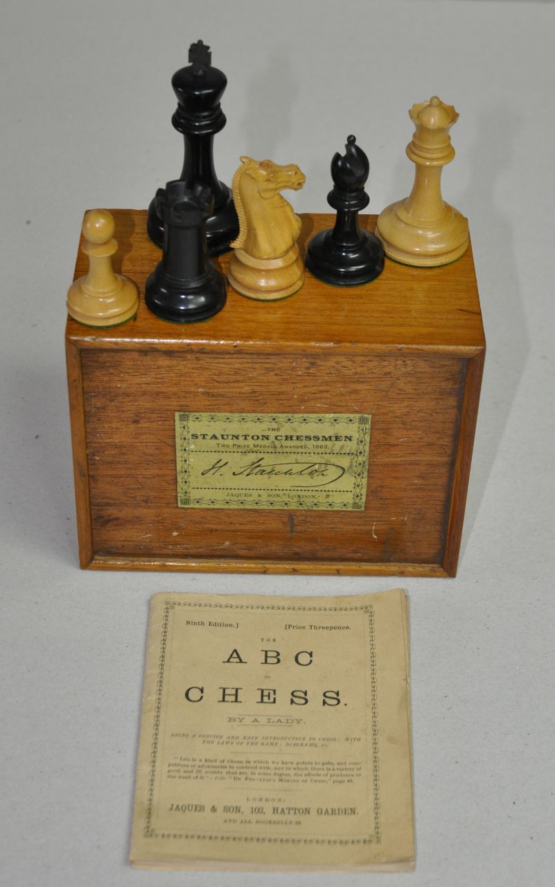 Schaakset, opbergdoos   | Schaakset, opbergdoos, Staunton schaakset Jaques met bijbehorende mahoniehouten doos en 'ABC of Chess', Engeland, palm- en ebbenhout 9,0 x 4,6 cm, gesigneerd op voetrand witte koning/stempel op paard en toren en te dateren ca. 1900