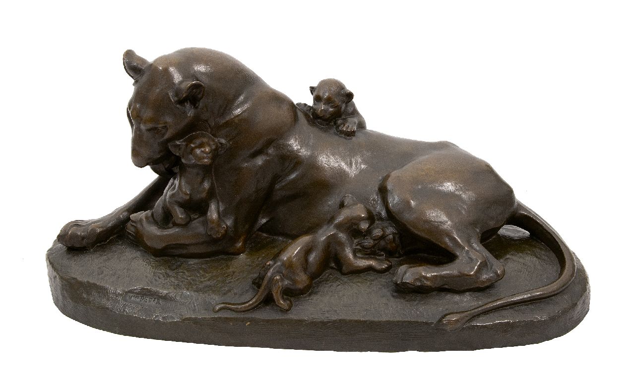 Peter V.  | Victor Peter | Beelden en objecten te koop aangeboden | Liggende leeuwin met drie welpen, brons 33,0 x 72,0 cm, gesigneerd op de basis
