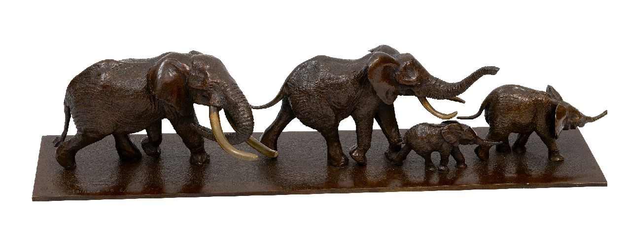 Mathews T.O.  | Terry Owen Mathews | Beelden en objecten te koop aangeboden | Groep olifanten, brons 13,0 x 54,5 cm, gesigneerd en genummerd 6/10 op de basis en gedateerd '85