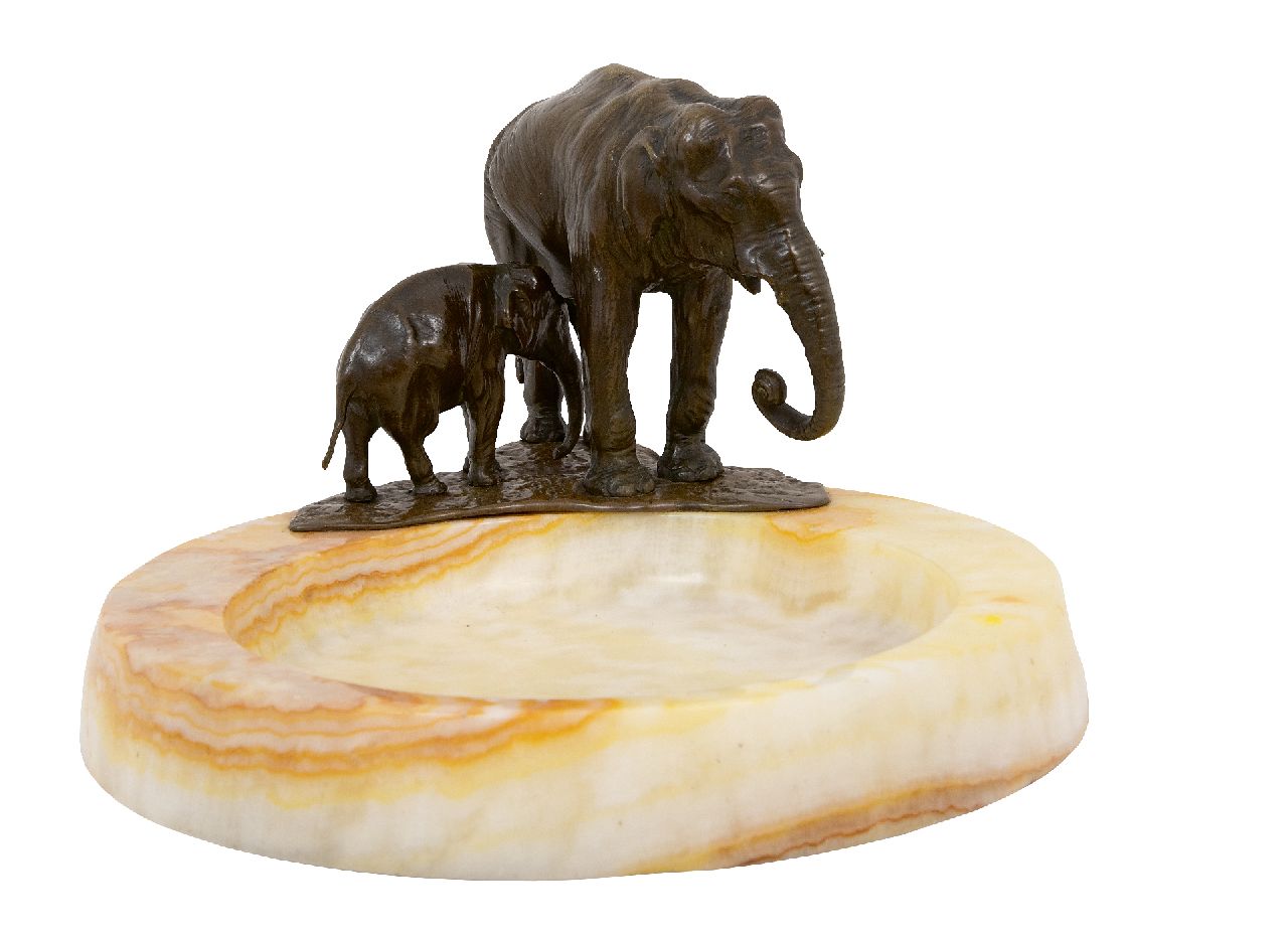Six M.  | Michael Six |  te koop aangeboden | Schaal met olifant en haar jong, brons en onyx 16,5 x 24,0 cm, gesigneerd op achterkant van de basis