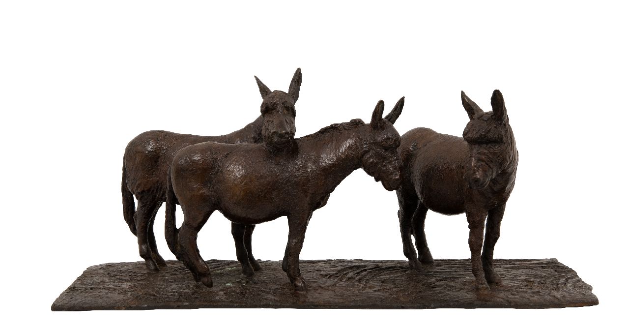 Bos L.  | Loek Bos, Drie ezeltjes, brons 17,0 x 42,0 cm, gesigneerd op de onderkant en gedateerd 2012