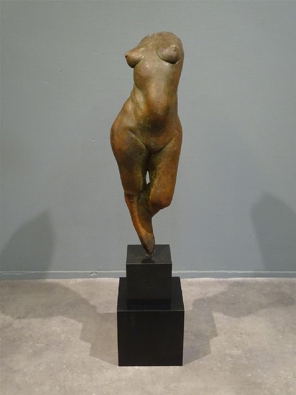 Jos Dirix | Vrouwentorso, brons, 94,0 cm, gesigneerd op onderrand