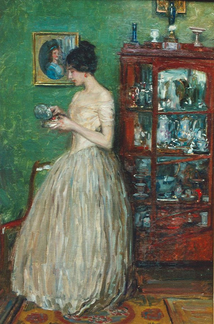 Skarbina F.  | Franz Skarbina, Elegante vrouw in avondjurk voor porceleinkast, olieverf op doek 63,5 x 43,0 cm, gesigneerd linksonder