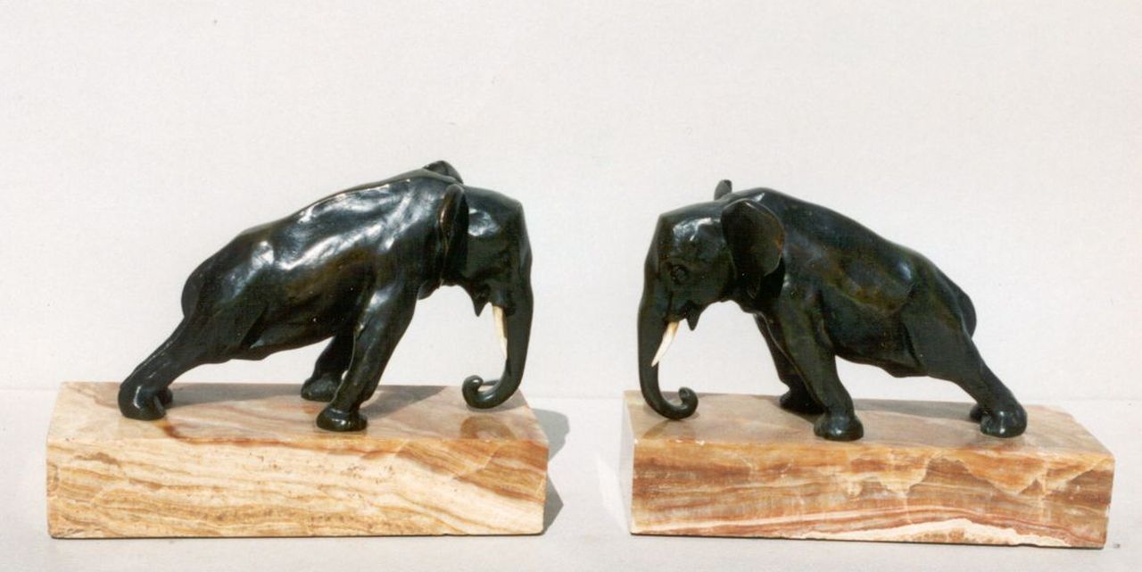 Waldmann O.  | Oscar Waldmann, Boekensteunen 2 olifanten, brons, ivoor en onyx 10,0 cm, gesigneerd op sokkel