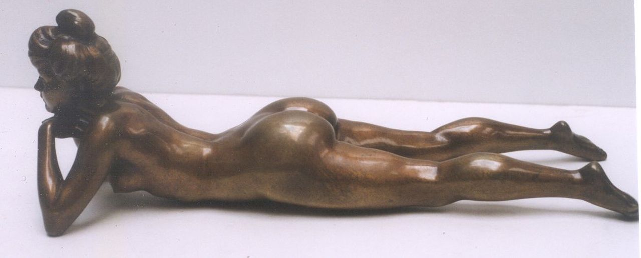 Chalon L.  | Louis Chalon, Liggend vrouwelijk naakt, brons 10,5 x 29,5 cm, gesigneerd op handpalmen