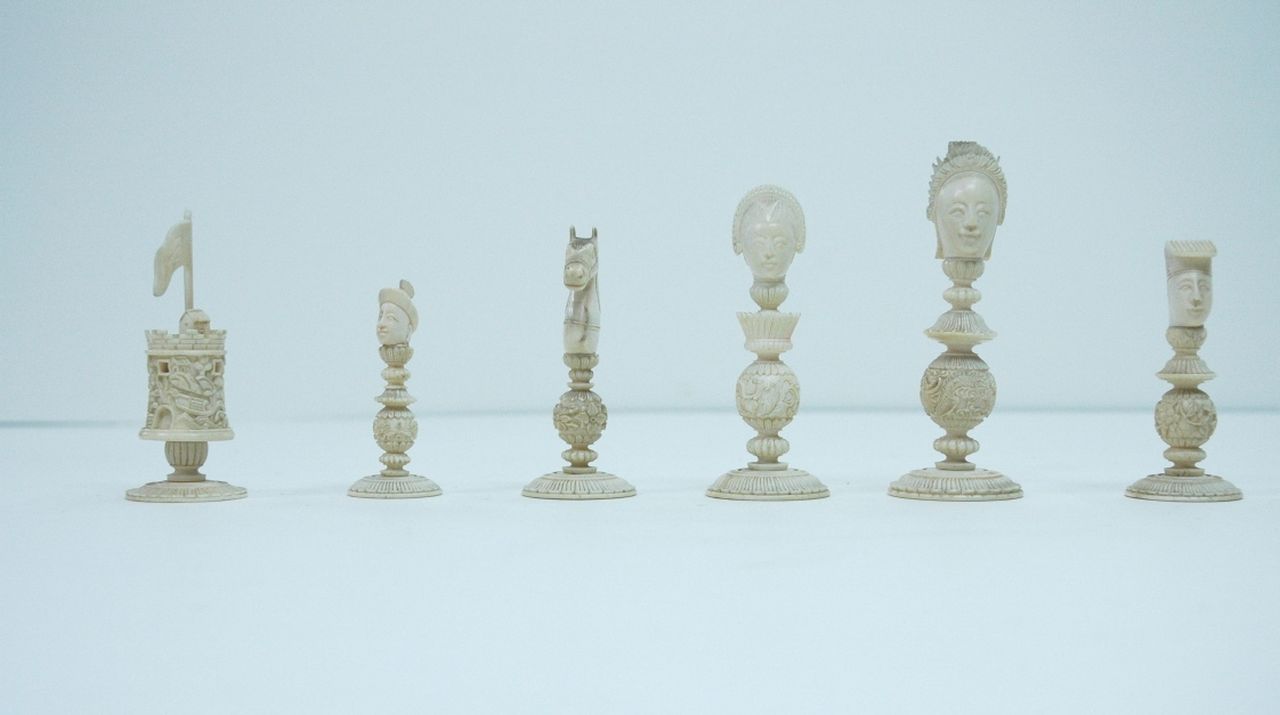 Schaakset   | Schaakset, Schaakstukken 'Macao-stijl' (Chinees), ivoor 10,7 cm, te dateren 19e eeuw