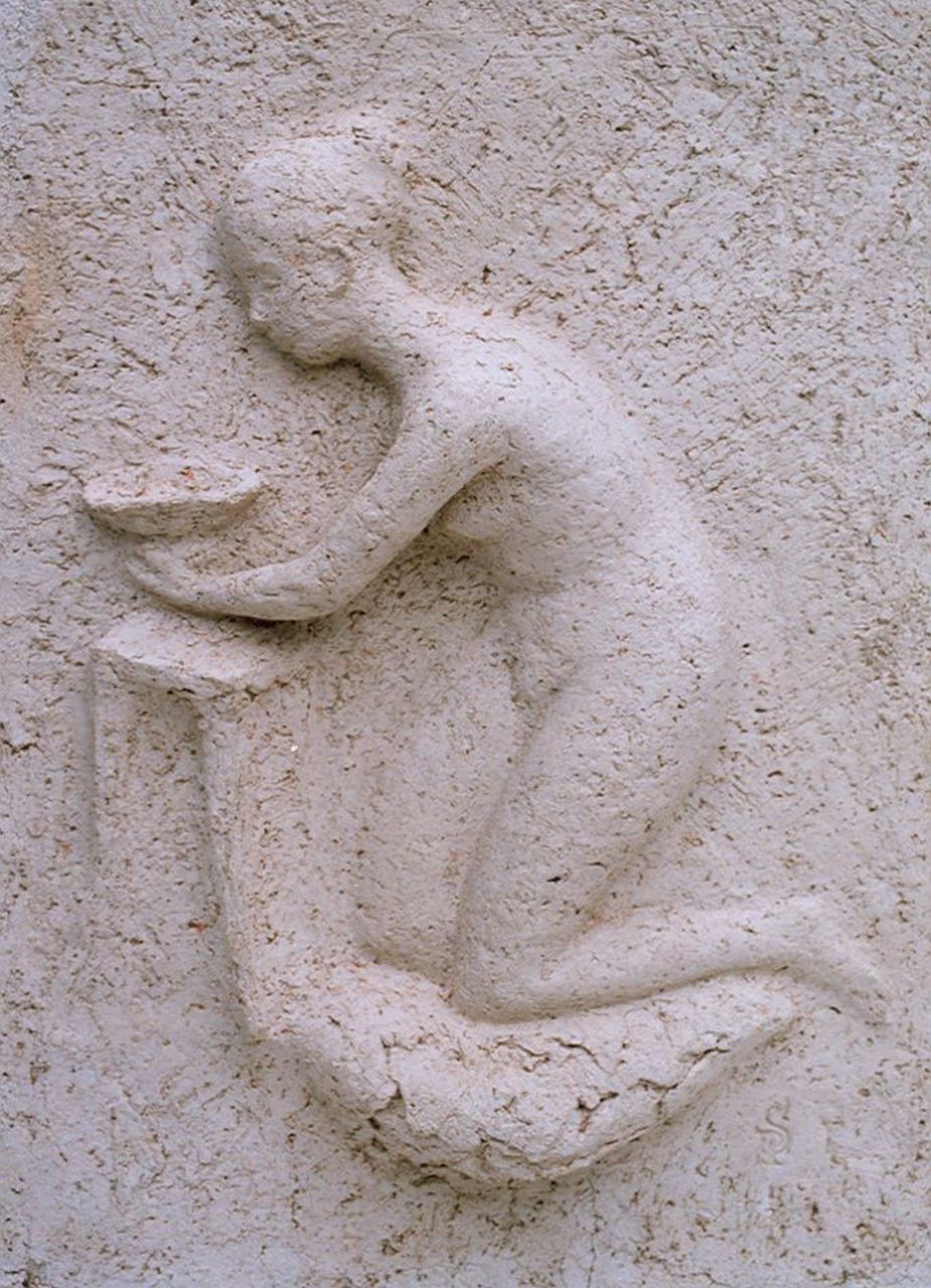 Starreveld P.  | Pieter Starreveld, Knielende jonge vrouw met schaal, klei 30,7 x 22,9 cm, gesigneerd rechtsonder met monogram