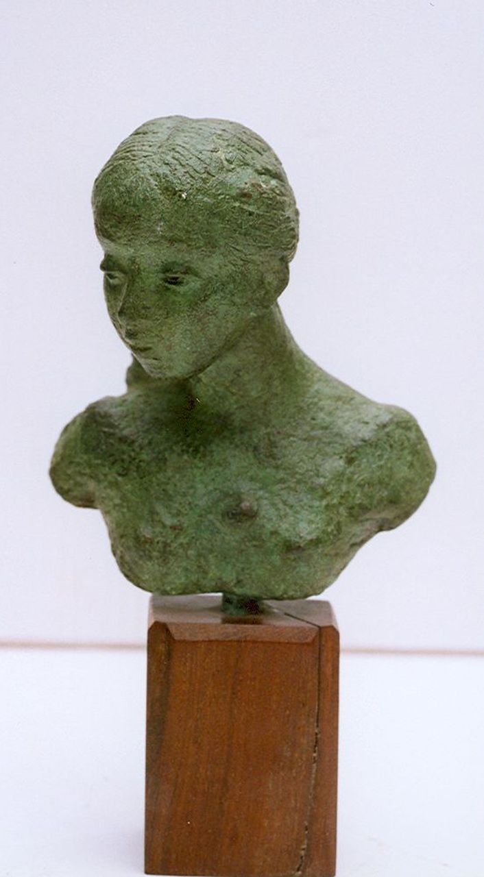 Starreveld P.  | Pieter Starreveld, Buste van een meisje, brons 20,7 x 11,2 cm, gesigneerd met monogram