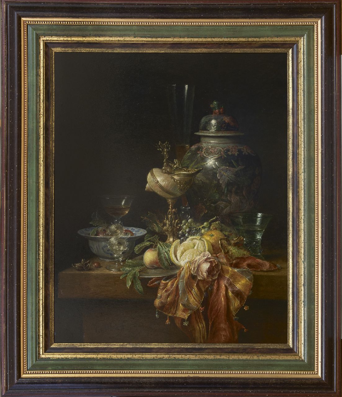 Mair C. le | Cornelis le Mair, Stilleven met turboschelpbeker, Chinese vaas en klapmuts met fruit, olieverf op paneel 100,0 x 80,0 cm